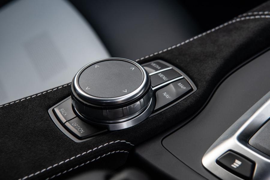 Детали интерьера BMW M3 CS (F80) 2018 года  (UK) (фото 9 из 30)